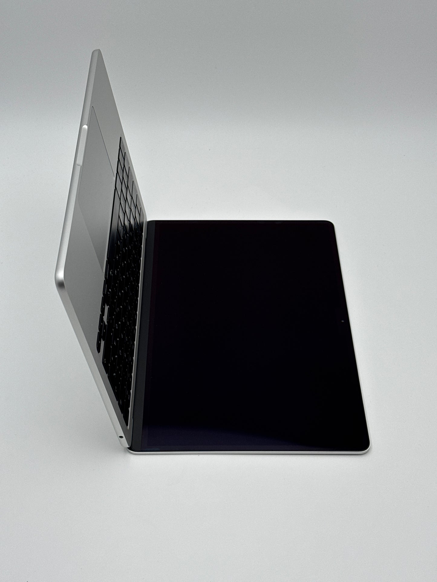 Apple MacBook Air 13,6 Zoll | M2 CPU | 2022 | 256 GB SSD | 8 GB RAM | Silber D&S Resell GbR