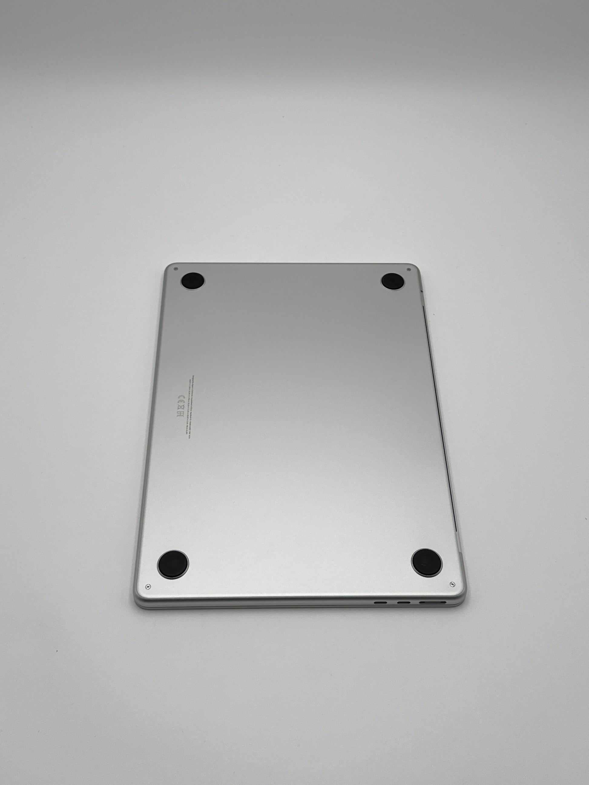 Apple MacBook Air 13,6 Zoll | M2 CPU | 2022 | 256 GB SSD | 8 GB RAM | Silber D&S Resell GbR