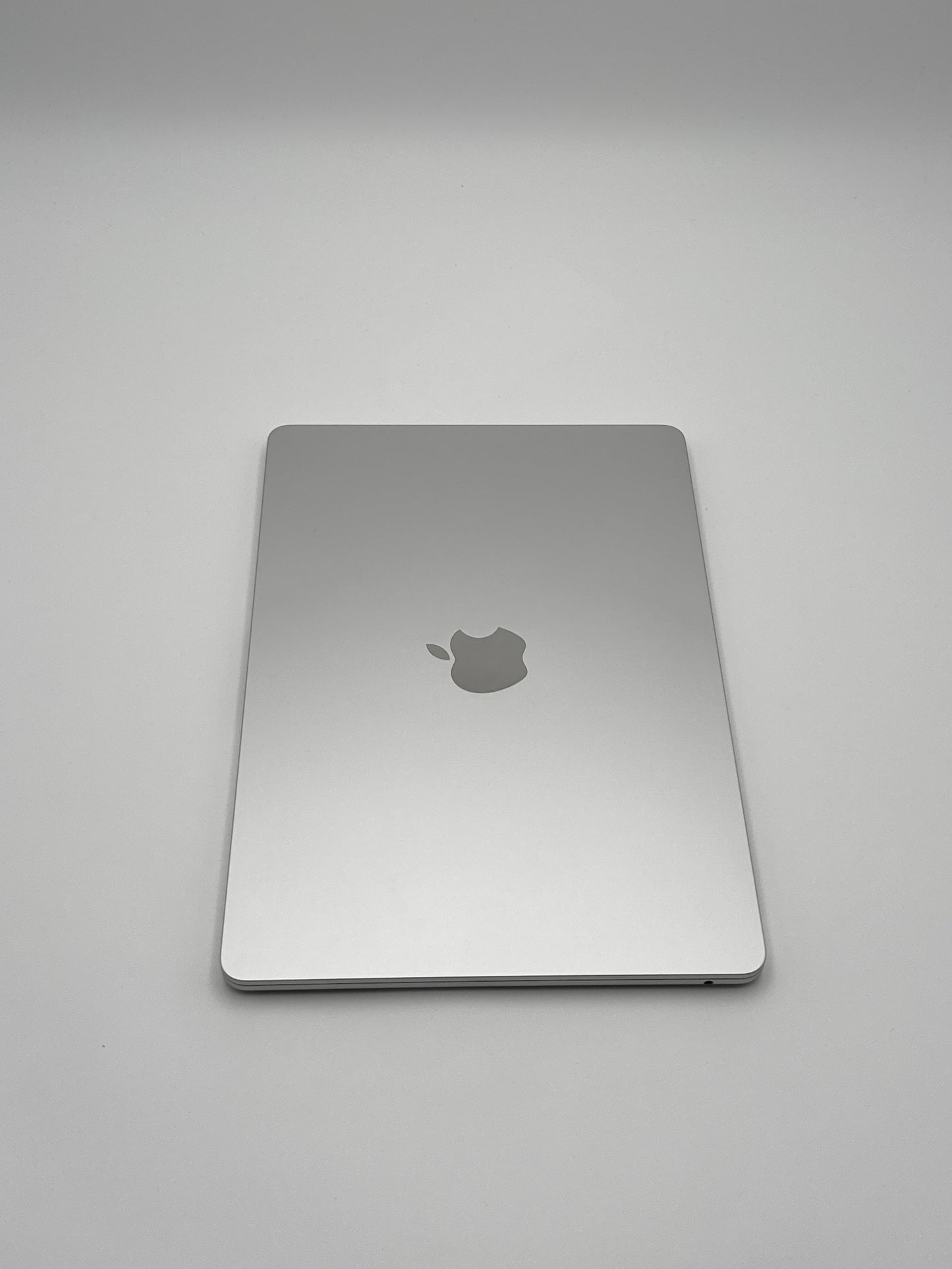 Apple MacBook Air 13,6 Zoll | M2 CPU | 2022 | 256 GB SSD | 8 GB RAM | Silber D&S Resell GbR