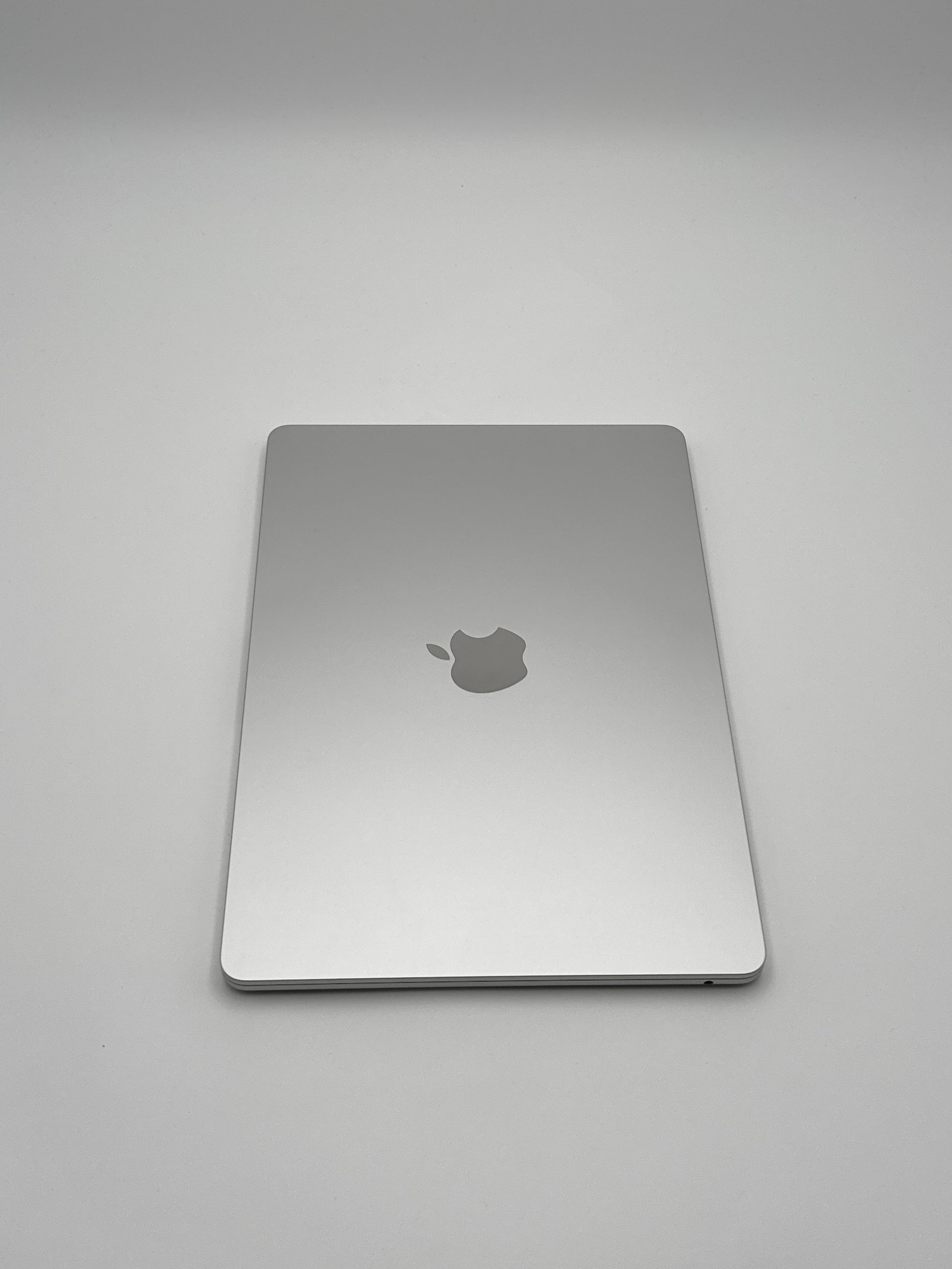 Apple MacBook Air 13,6 Zoll | M2 CPU | 2022 | 256 GB SSD | 8 GB RAM | Silber D&S Resell GbR