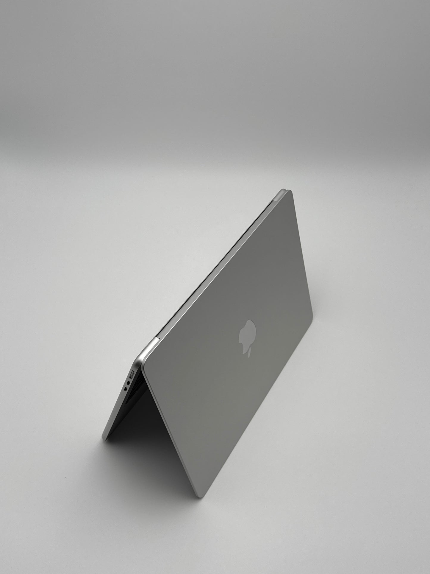 Apple MacBook Air 13,6 Zoll | M2 CPU | 2022 | 256 GB SSD | 8 GB RAM | Silber D&S Resell GbR