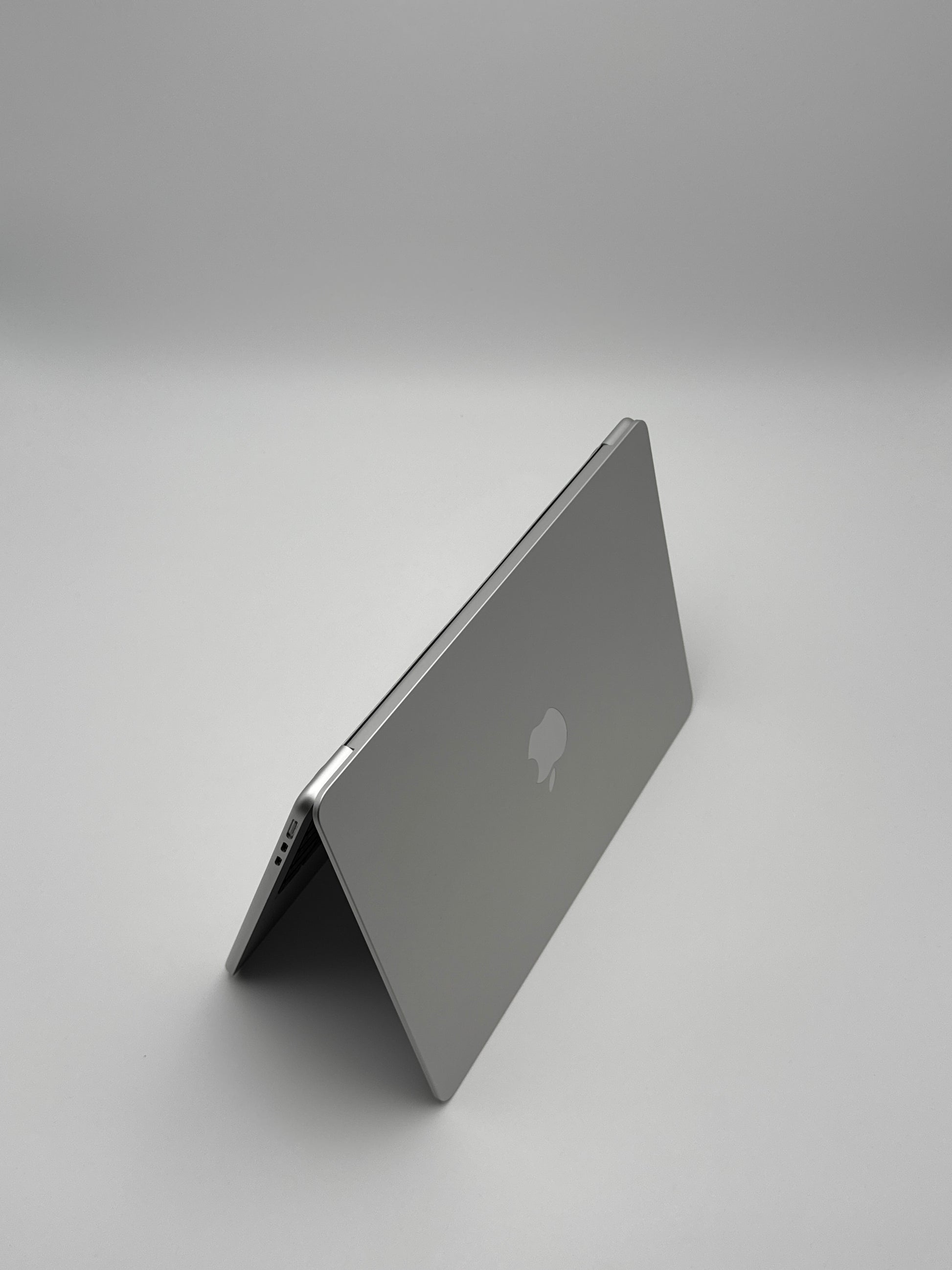 Apple MacBook Air 13,6 Zoll | M2 CPU | 2022 | 256 GB SSD | 8 GB RAM | Silber D&S Resell GbR