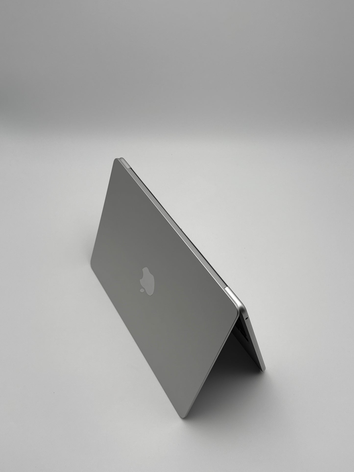 Apple MacBook Air 13,6 Zoll | M2 CPU | 2022 | 256 GB SSD | 8 GB RAM | Silber D&S Resell GbR