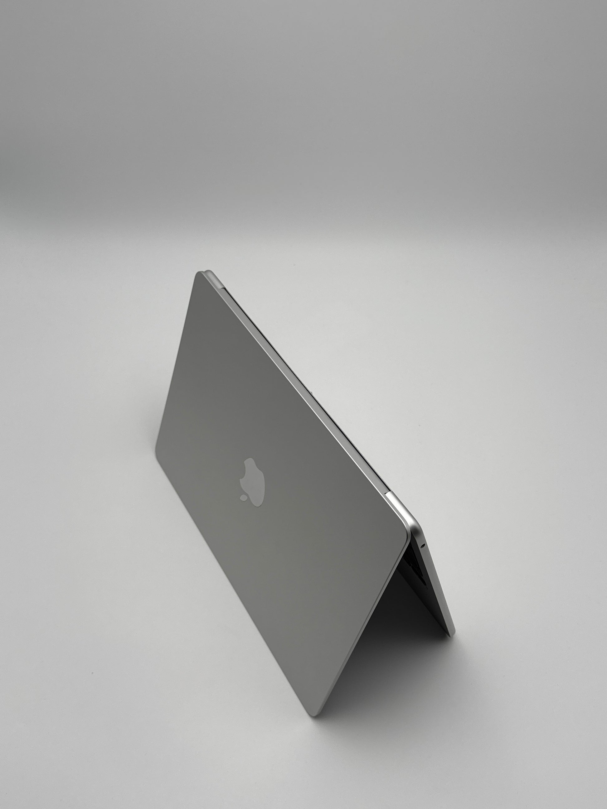 Apple MacBook Air 13,6 Zoll | M2 CPU | 2022 | 256 GB SSD | 8 GB RAM | Silber D&S Resell GbR