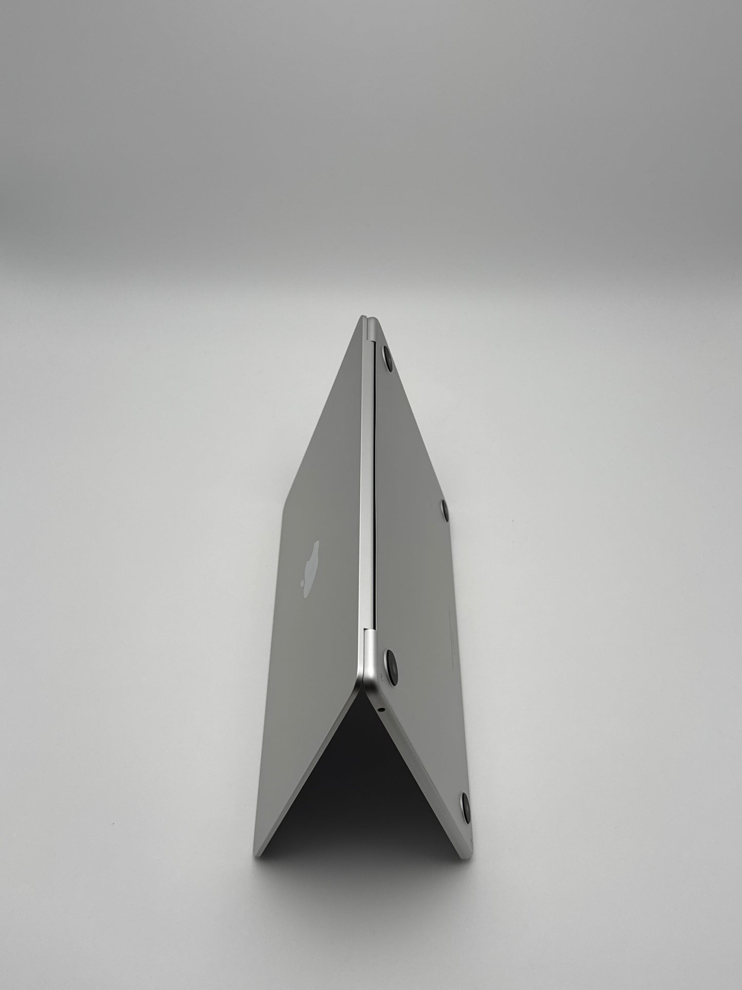 Apple MacBook Air 13,6 Zoll | M2 CPU | 2022 | 256 GB SSD | 8 GB RAM | Silber D&S Resell GbR