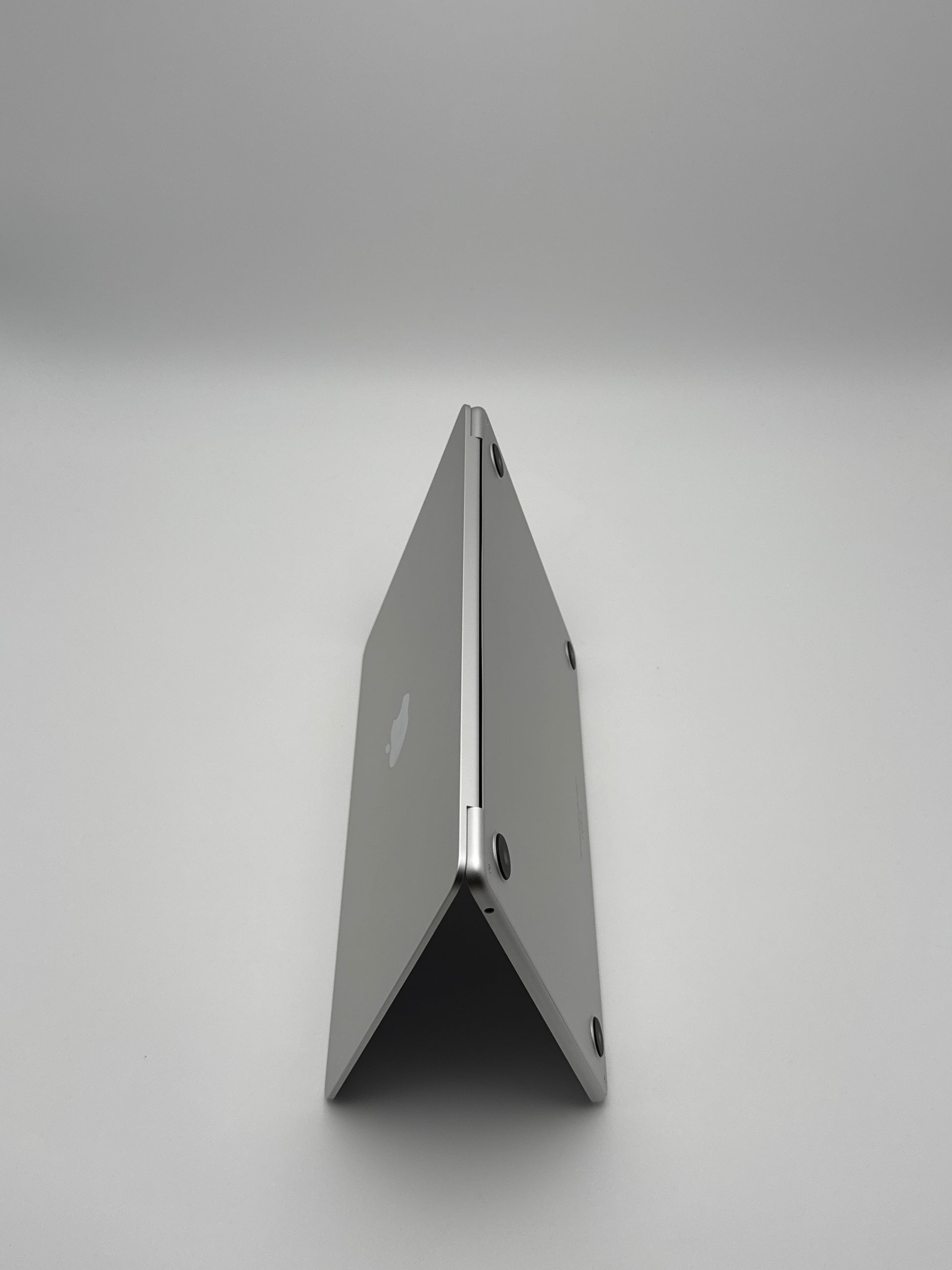 Apple MacBook Air 13,6 Zoll | M2 CPU | 2022 | 256 GB SSD | 8 GB RAM | Silber D&S Resell GbR