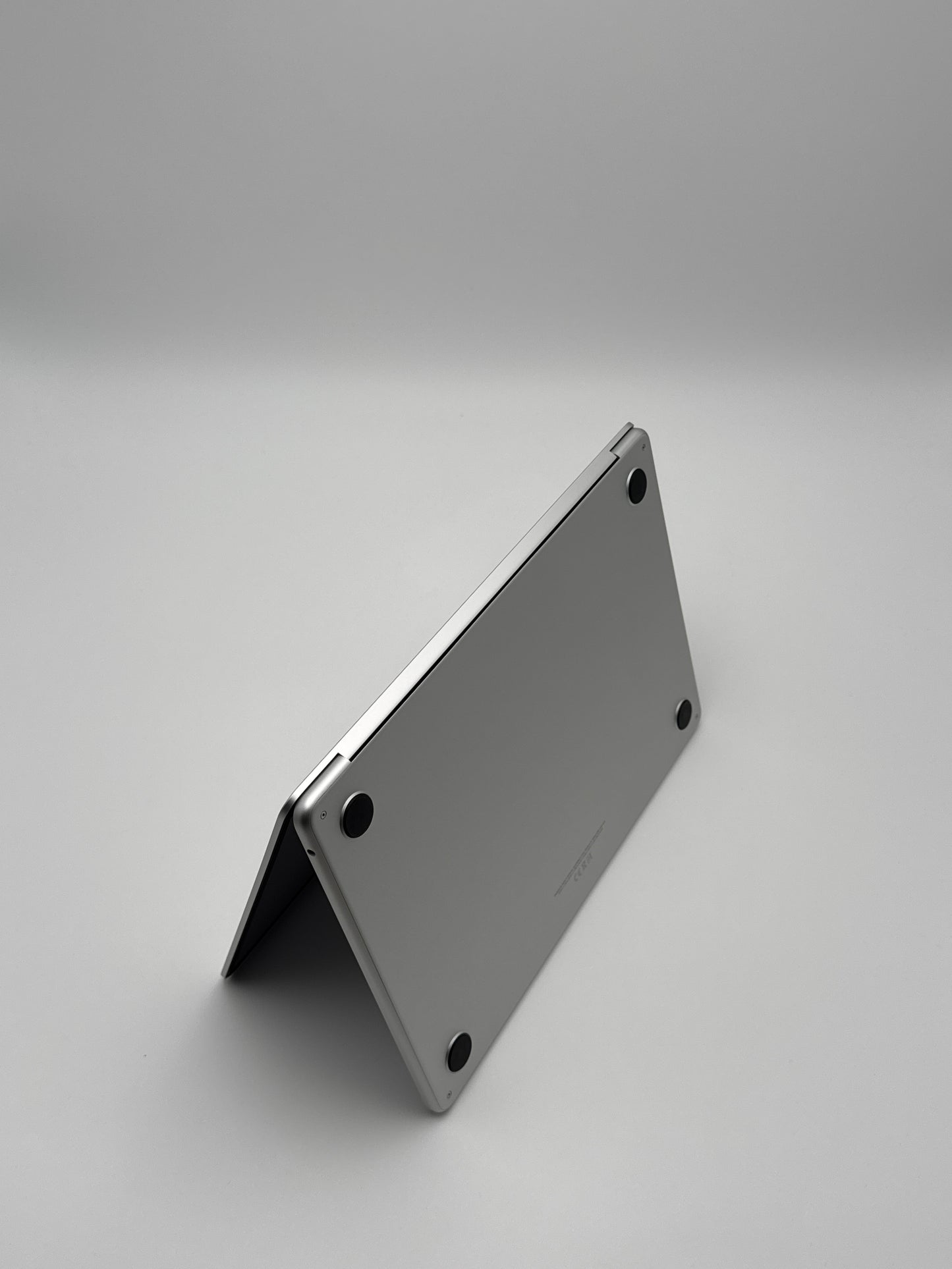 Apple MacBook Air 13,6 Zoll | M2 CPU | 2022 | 256 GB SSD | 8 GB RAM | Silber D&S Resell GbR