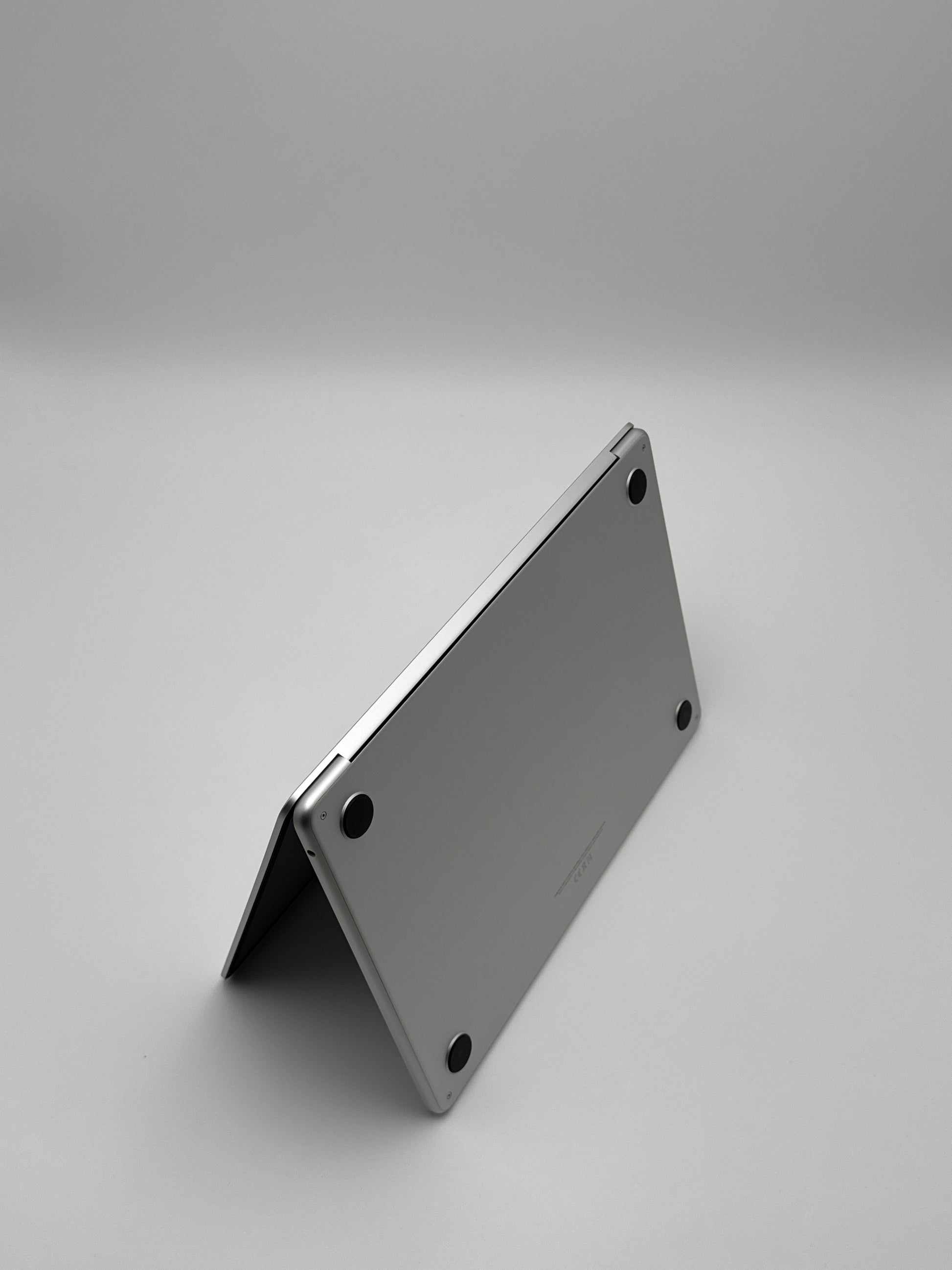 Apple MacBook Air 13,6 Zoll | M2 CPU | 2022 | 256 GB SSD | 8 GB RAM | Silber D&S Resell GbR