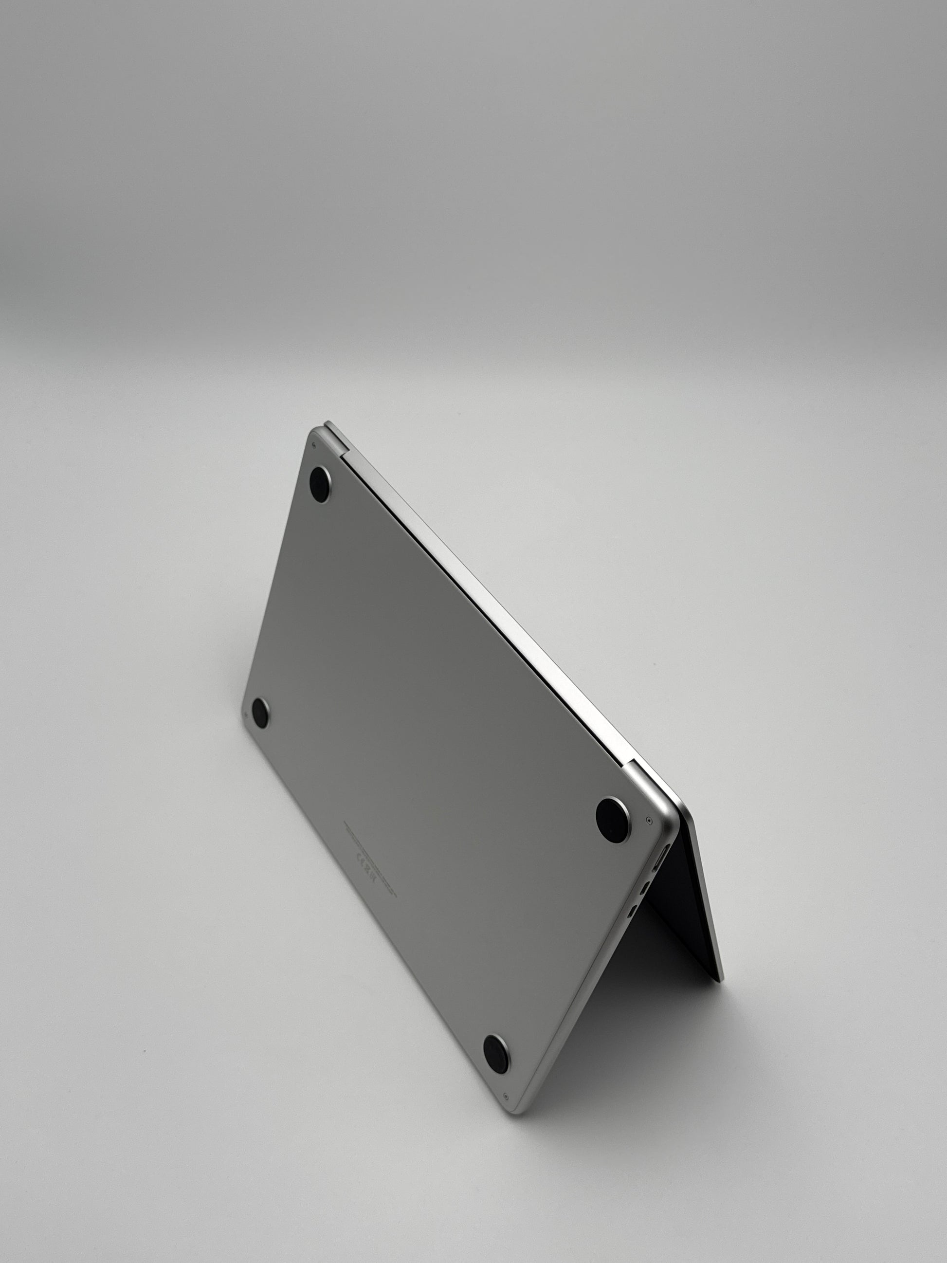 Apple MacBook Air 13,6 Zoll | M2 CPU | 2022 | 256 GB SSD | 8 GB RAM | Silber D&S Resell GbR