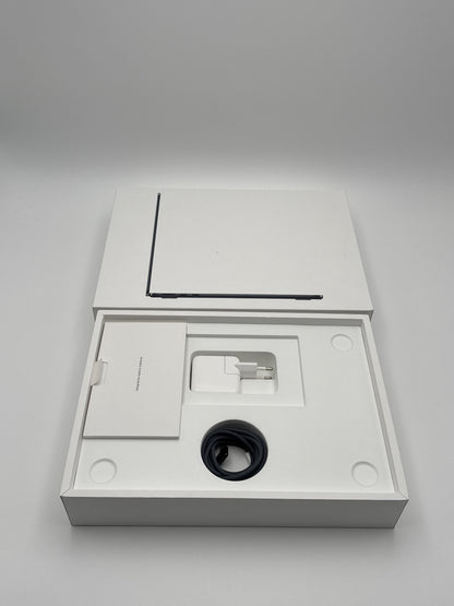 Apple MacBook Air 13,6 Zoll | M2 CPU | 2022 | 256 GB SSD | 8 GB RAM | Midnight