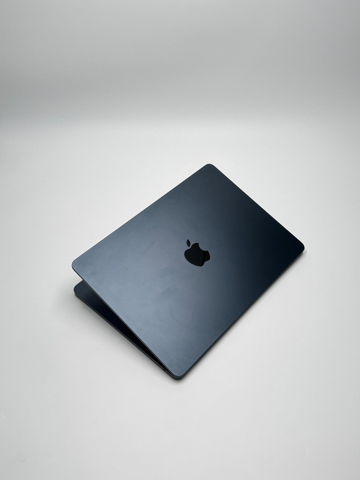 Apple MacBook Air 13,6 Zoll | M2 CPU | 2022 | 256 GB SSD | 8 GB RAM | Midnight